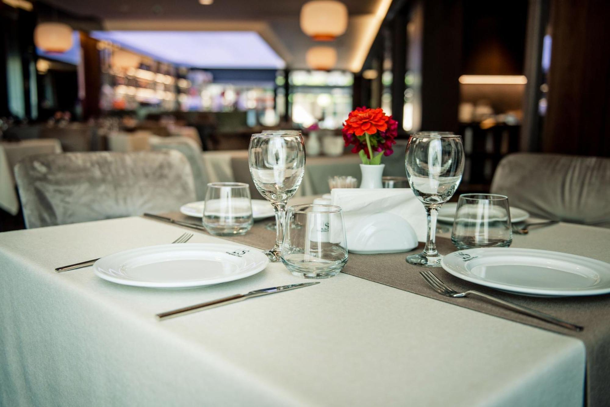 Seraphine Plaza Peje Extérieur photo